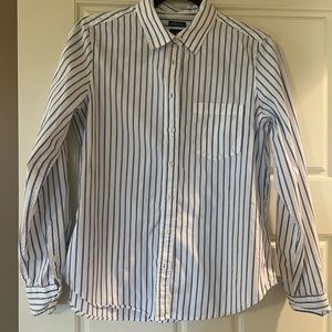 Gap women’s perfect shirt, size small. Worn once.